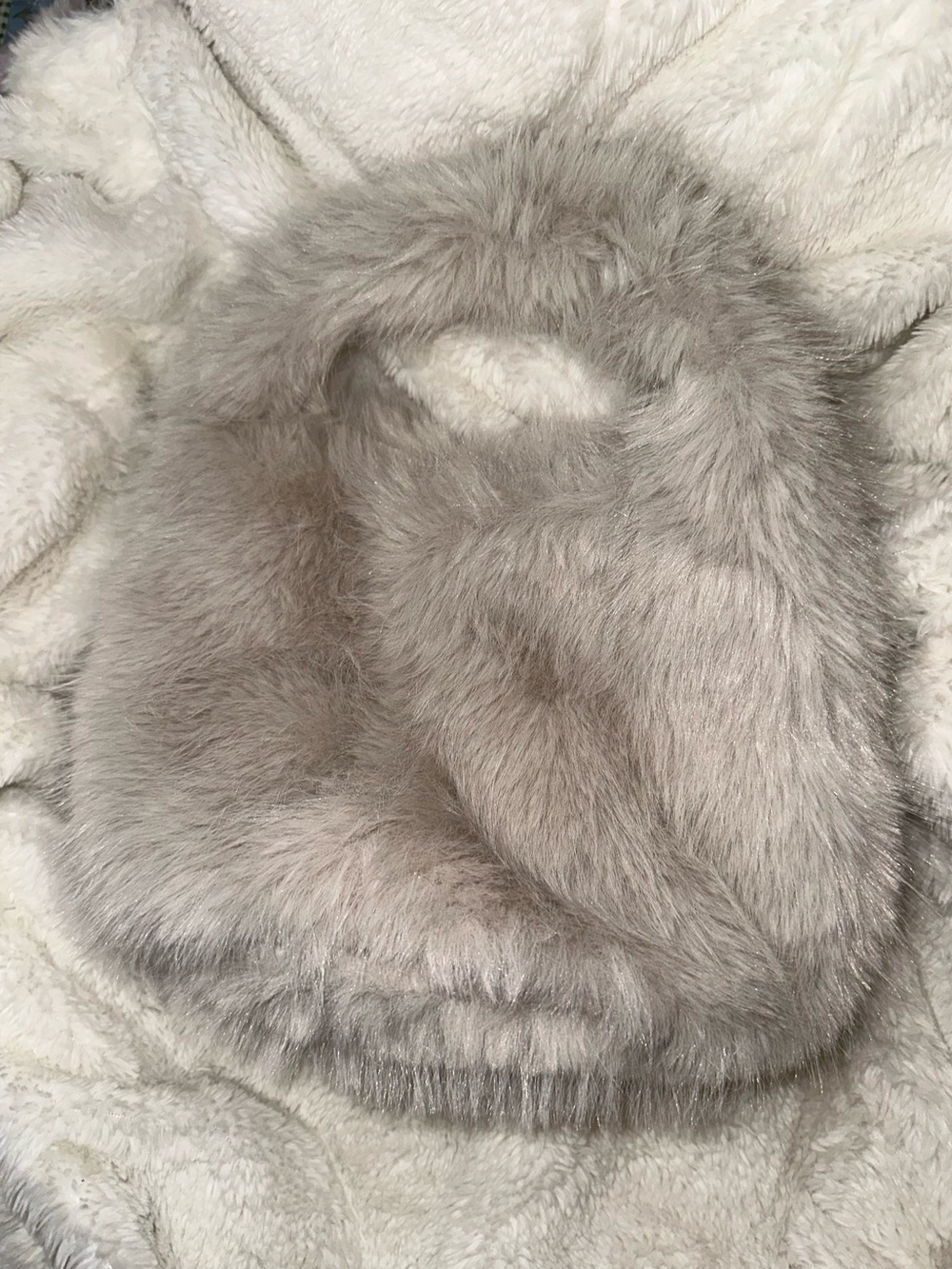 Doll’s Super SOFT Fuzzy Essential Cozy Faux Fur Shoulder Bag Light Gray/Cream - Picture 2 of 4